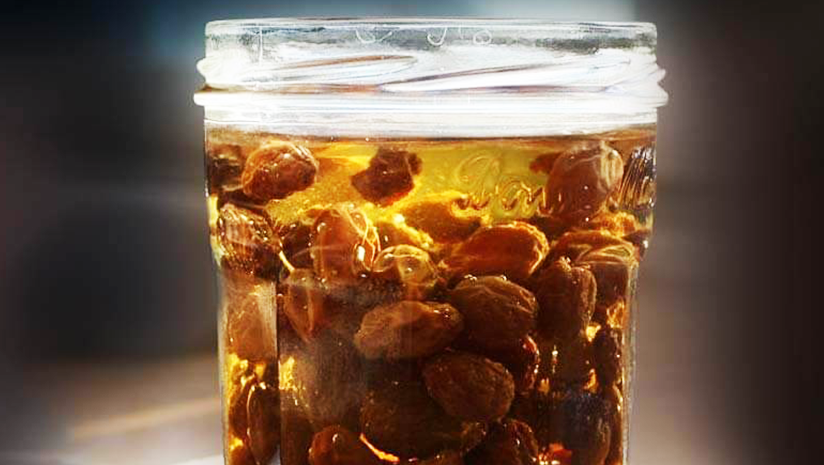 10 Incredible Benefits Of Starting Your Day With Soaked Raisin Water